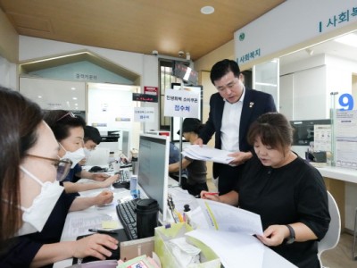 손영준 노원구의장, 민생회복 소비쿠폰 신청 현장 점검 및 관계자 격려